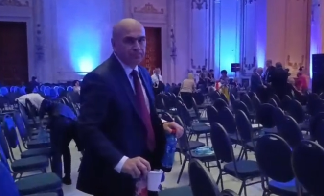 Premierul Ilie Bolojan, surprins făcând curățenie la Congresul PNL. A strâns gunoaie după colegii lui