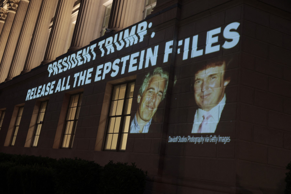 CNN: Imagini video și fotografii de arhivă dezvăluie noi detalii despre relația lui Donald Trump cu Jeffrey Epstein. Reacția președintelui: Cred că glumiți