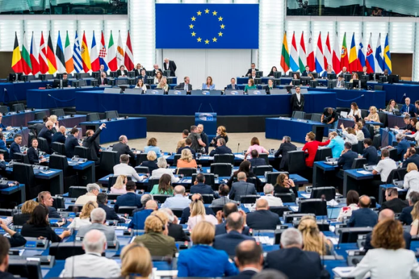 Cine sunt cei opt eurodeputaţi români care au votat pentru moţiunea de cenzură împotriva Ursulei von der Leyen