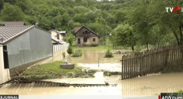 Zeci de curți și case  inundate, copaci puși la pământ în Prahova, unde a fost Cod roșu de vreme extremă