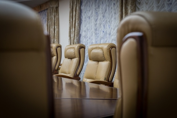 PROGRAM DE GUVERNARE Închiderea companiilor de stat cu pierderi și noi listări la bursă. Salarii plafonate la ASF și ANCOM