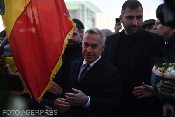 Strângere de semnături pentru Călin Georgescu în Piața Constituției, cu mii de susținători prezenți