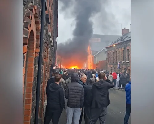 Poliţia, atacată pentru a cincea noapte consecutiv în Irlanda de Nord, într-o „săptămână a ruşinii”