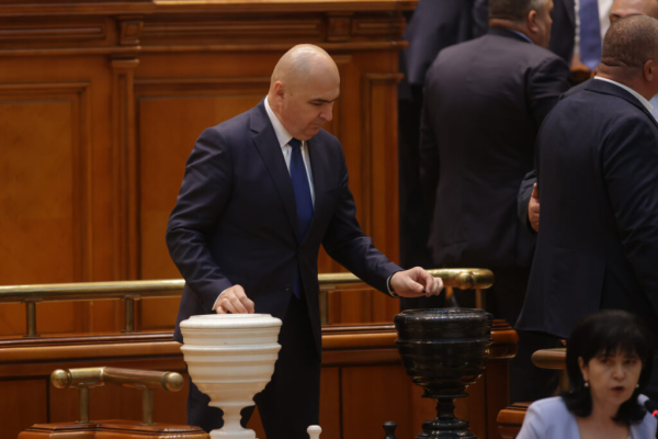 Panorama cu ALP: Guvernul cu 5 vicepremieri și de ce mereu miroase a parfum, când compari cu mucegai