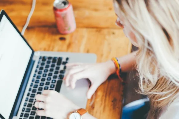 Nu ai un job stabil? Nu-i nimic. Ai putea fi mai fericit decât crezi
