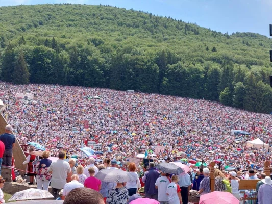 De ce se adună maghiarii la Șumuleu – Ciuc: mai mult despre independență și libertate, decât despre miracole / Acum 460 de ani ungurii din Transilvani s-au ridicat împotriva propriului rege