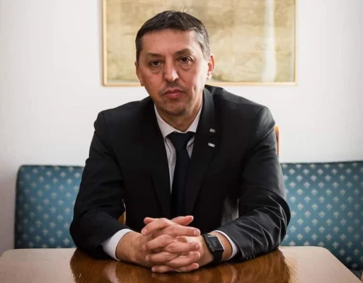 Ministrul Educației: Elevii de liceu vor avea manuale doar în format digital pentru unele dintre materii