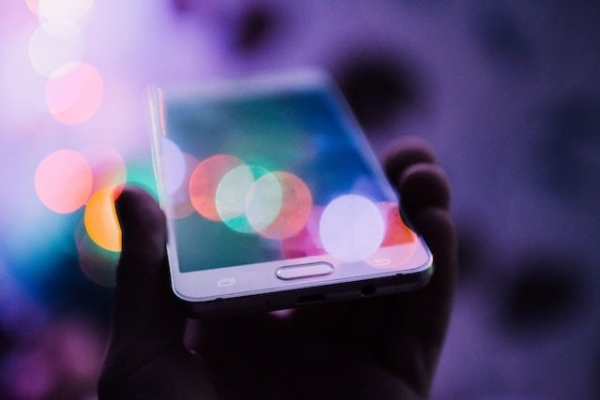 Inspectorii ANAF au descoperit o fraudă „carusel” de peste trei milioane de lei la o societate din Bucureşti ce comercializează telefoane mobile / Firma a folosit ilegal datele unei societăţi din Finlanda pentru a fi scutită de plata TVA