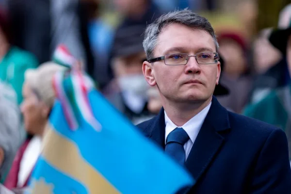 Video
        Un extremist maghiar amendat pentru salutul nazist, implicat în campania lui Nicușor Dan