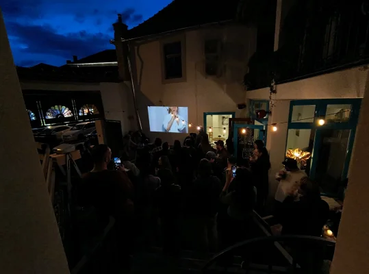VIDEO Atelierul UBICUU și cei doi tineri artiști care își croiesc propriul drum, în afara cercurilor selecte din arta românească