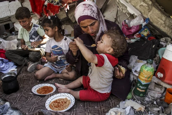 Gaza: Mii de palestinieni au luat cu asalt un centru de distribuţie de alimente la Rafah
