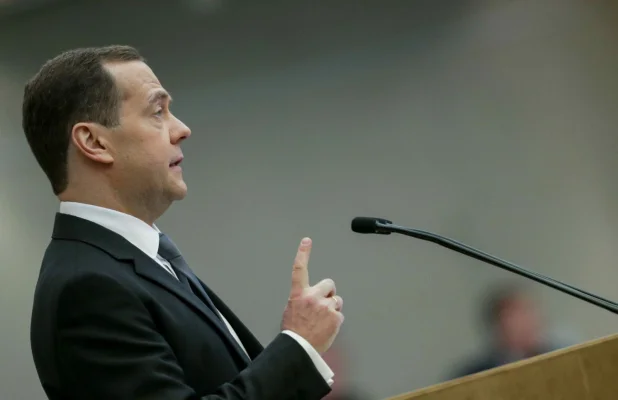 Sarcastic, Medvedev se oferă să ajute la soluţionarea conflictului dintre Trump şi Musk în schimbul unei „plăţi rezonabile” în acțiuni Starlink
