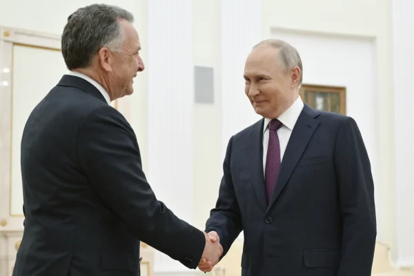 UPDATE Rusia califică întâlnirea dintre Putin și emisarul special al președintelui Trump drept „constructivă”