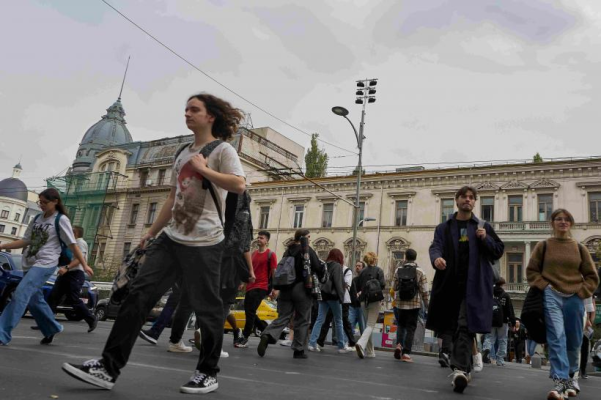 Două treimi dintre români spun că în ultimele șase luni au avut sentimentul că țara e în pericol