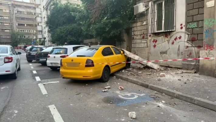 București: Balconul unui bloc s-a prăbușit peste un autoturism