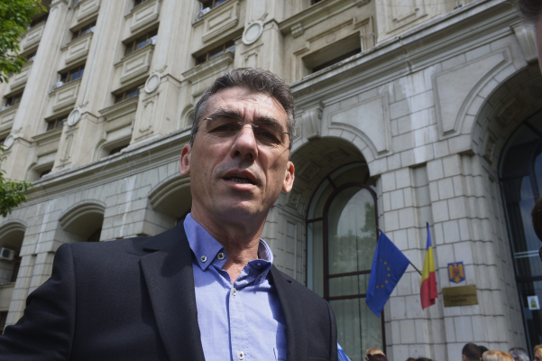 FOTO-VIDEO| Salariații de la Finanțe, Justiție și INS protestează în contextul măsurilor de AUSTERITATE anunțate de Ilie Bolojan / „Să vă fie rușine!”