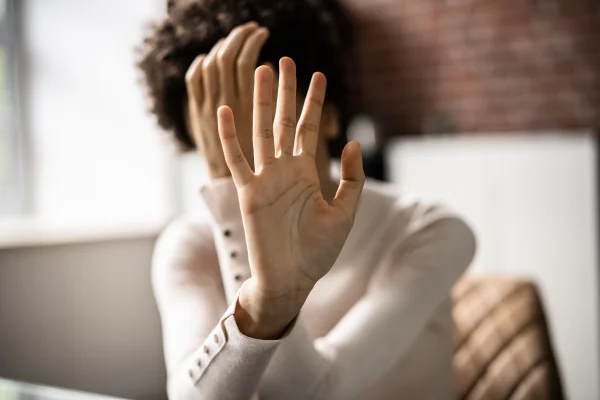 ‘Nu mai avem intimitate’. Mii de femei din România, victime în mediul online. Poliția anchetează și promite măsuri ferme