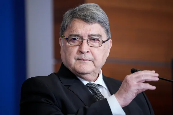 DOCUMENT | AUR și POT au redepus în Parlament moțiunea simplă împotriva ministrului Hurezeanu. Cosmin Corendea: „O sarabandă de GAFE”