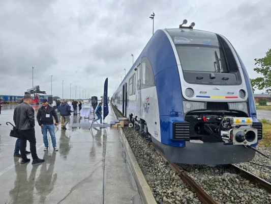 Primul tren electric fabricat pentru România de polonezii de la PESA a fost prezentat în premieră la Oradea