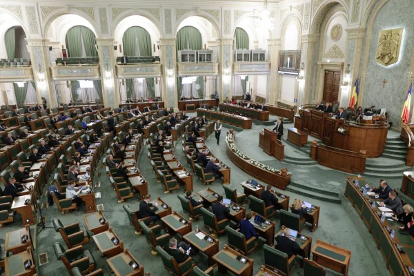 Liberalii vor să interzică cumulul de funcții în sectorul public în măsura în care se depășesc 12 ore pe zi. Ce prevede proiectul de lege