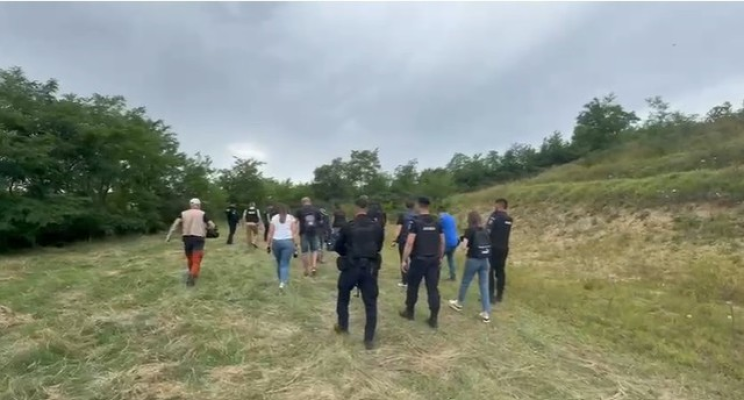 UPDATE - Bărbatul care şi-a ucis concubina şi a incendiat casa în care se afla cadavrul, căutat în judeţul Arad . Descinderi la adrese din Mureş, inclusiv la fratele bărbatului - VIDEO