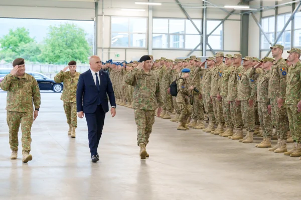 Președintele interimar Bolojan, vizită la Misiunea Militară a Uniunii Europene în Bosnia și Herțegovina – EUFOR Althea / România a preluat comanda misiunii în ianuarie, 2025