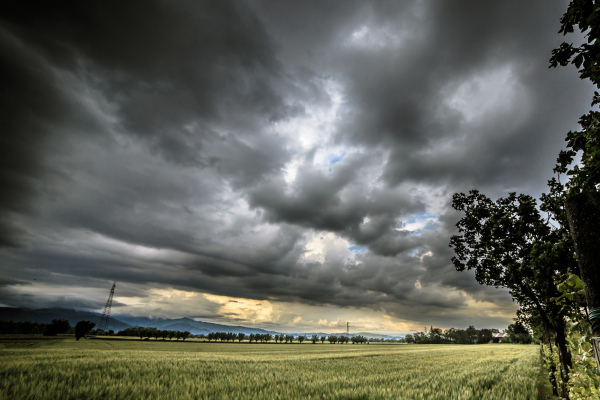 Meteorologii anunță coduri galbene de furtună și caniculă în mai multe zone din țară