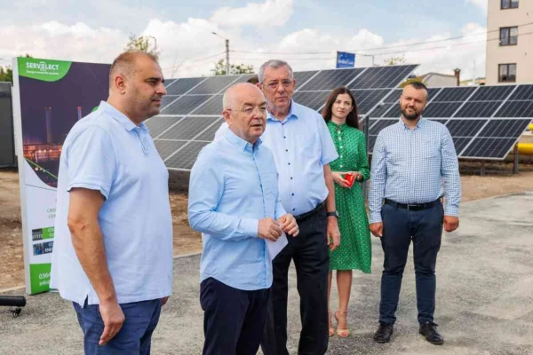 Emil Boc anunță darea în folosință a unui parc fotovoltaic cu 696 panouri, la Cluj-Napoca