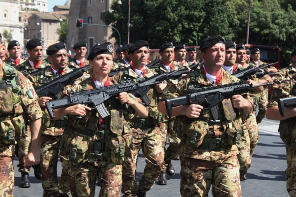 Italia avertizează că are nevoie de cel puţin 10 ani pentru a-şi creşte cheltuielile de apărare