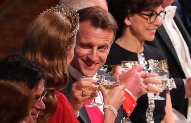 Emmanuel Macron i-a făcut cu ochiul prințesei de Wales la banchetul de stat organizat de regele Charles. Președintele francez nu a stat lângă soție