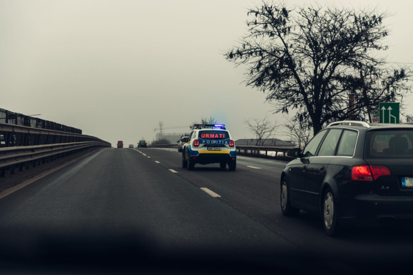 Un șofer a fugit de poliție și a intrat cu mașina într-un stâlp / Reținut pentru mai multe infracțiuni rutiere